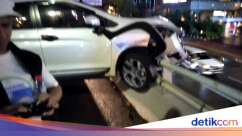 Kecelakaan di Tol Dalam Kota: Mobil Sedan dan MPV Tabrakan, Lalin Macet
