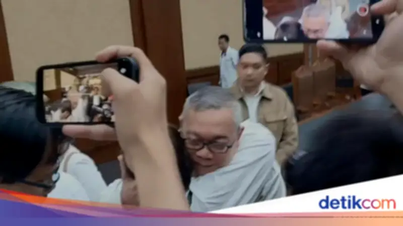 Keluarga Menangis Usai Terdakwa Korupsi LNG Divonis 4,5 Tahun