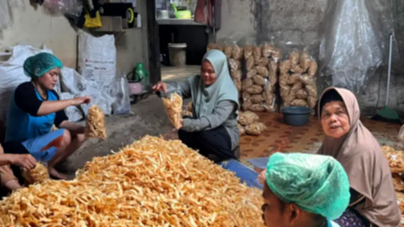 Keripik Cipuy Renyah: Usaha Rumahan Encih Dongkrak Ekonomi Janda dan Lansia