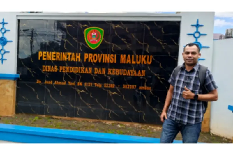 Kisah Hairudin, Guru Terpaksa Copot Baju Dinas ke Sekolah Saat Laut
