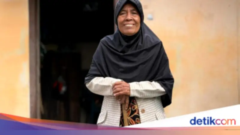 Kisah Lansia Surakarta Besarkan Anak dari Jual Bunga dan Bersihkan Makam