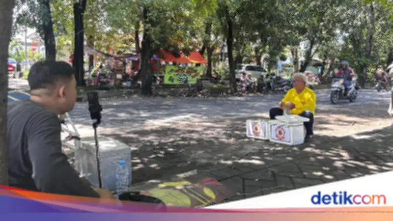 Kisah Ojol Live TikTok 24 Jam demi Bantu Dagangan Lansia di Surabaya