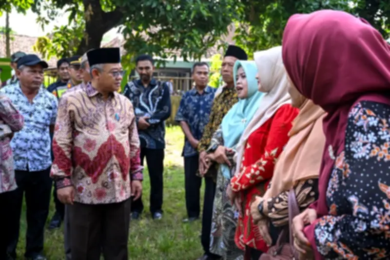 Kisah Sitimah, 22 Tahun Jadi Guru Tempuh 4 Jam Perjalanan ke Sekolah