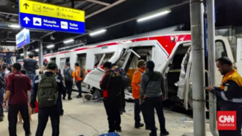 KNKT Ungkap Jeda Tabrakan Taksi-KRL dan Argo Bromo-KRL Hanya 3 Menit 43 Detik