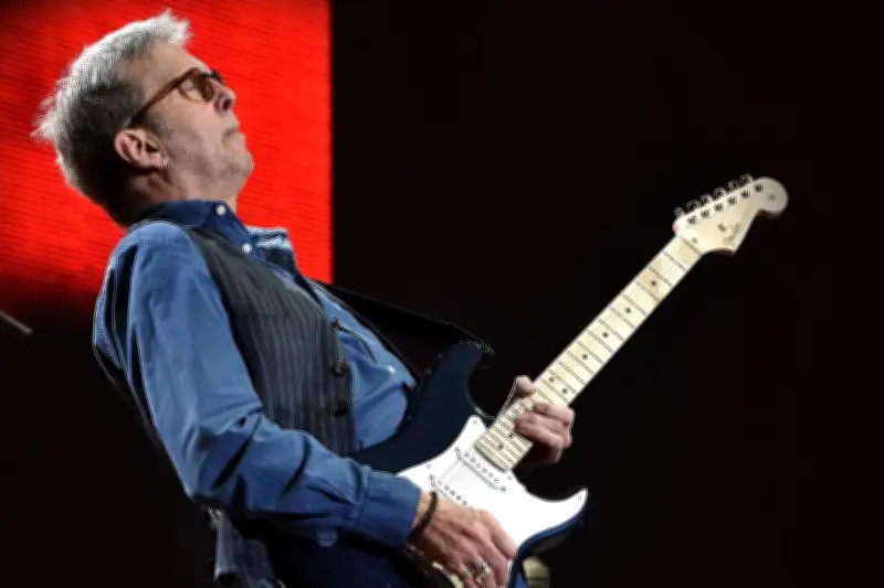 Konser Eric Clapton Berakhir Lebih Awal Akibat Lemparan Piringan Hitam