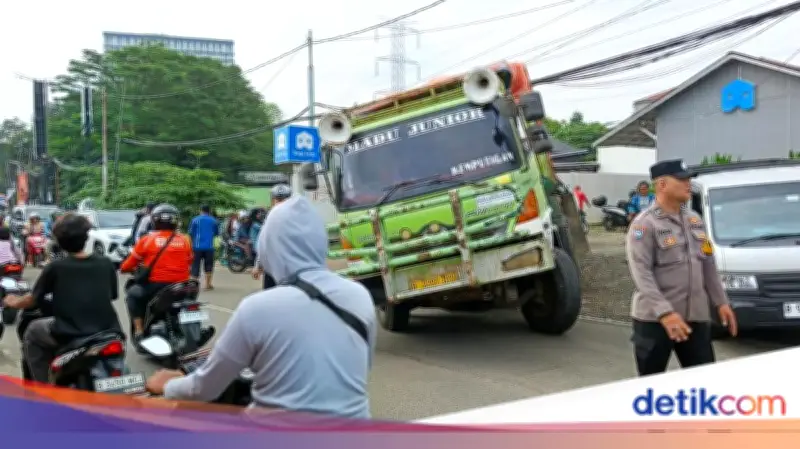 Lalin Ciputat Macet Parah Akibat Truk Kejeblos Saluran Air