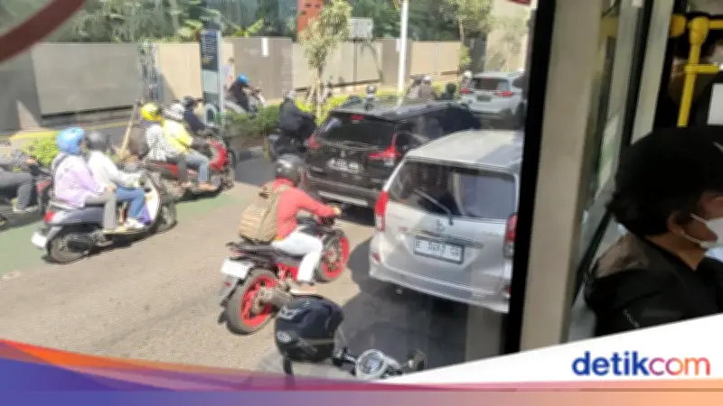 Lalin Pancoran Arah Semanggi Macet Pagi Ini, Kendaraan Merayap