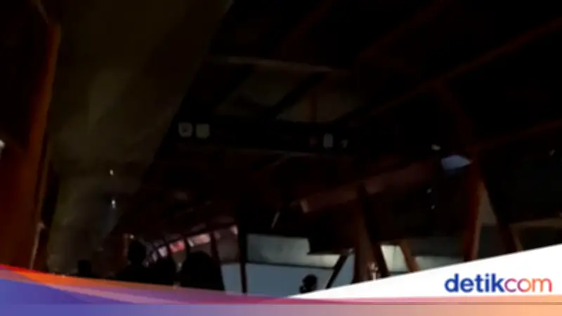 Lampu Skywalk Kebayoran Padam, Warga Gunakan Senter Ponsel