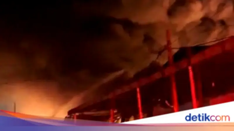 Ledakan di Kebakaran Gudang Jakbar Berasal dari Bahan Kimia dan Gas