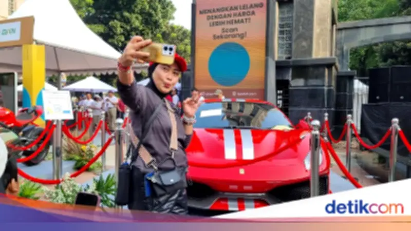 Lelang Barang Rampasan Kejagung di CFD Jadi Spot Swafoto Warga