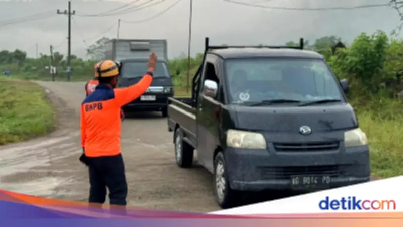 Longsor Batu Tutup Akses Jalan Trenggalek-Ponorogo KM 16