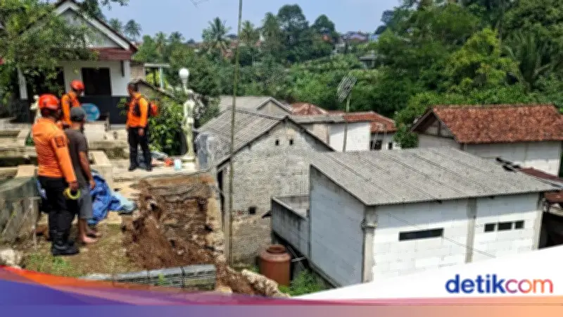 Longsor Tebing Penahan Tanah di Cimande Bogor Akibat Hujan Deras