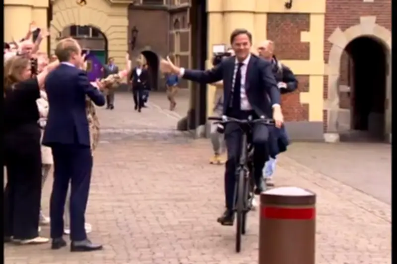 Mark Rutte Kayuh Sepeda Pulang Usai 14 Tahun Jadi PM Belanda