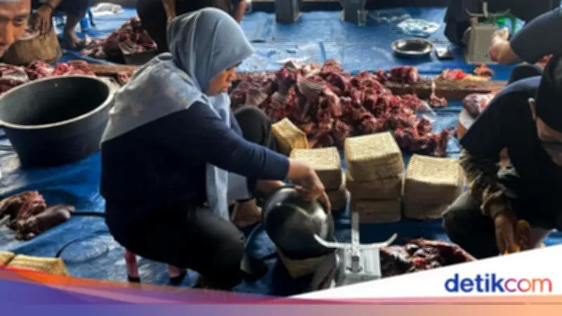 Masjid Al Azhar Gunakan Besek Bambu untuk Daging Kurban, Kurangi Plastik