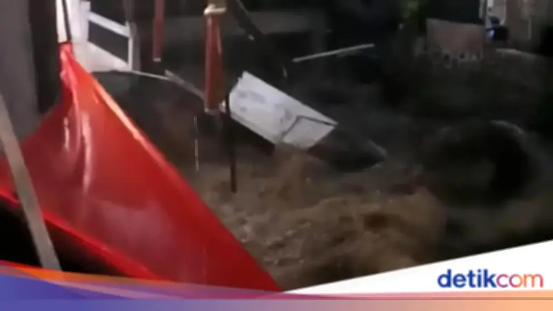 Masjid Ambruk Akibat Tebing 6 Meter Longsor di Bogor