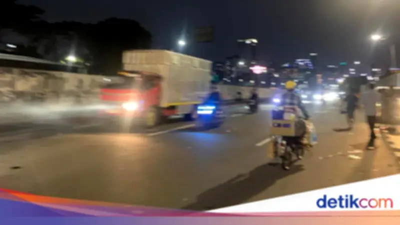 Massa Buruh dan Mahasiswa Bubar, Lalin Depan DPR Kembali Dibuka