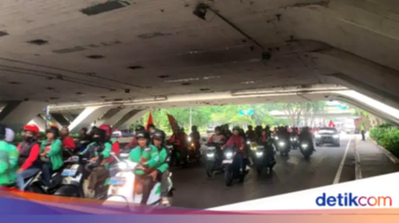 Massa Buruh Konvoi dari Semanggi ke Monas Ikuti May Day 2026