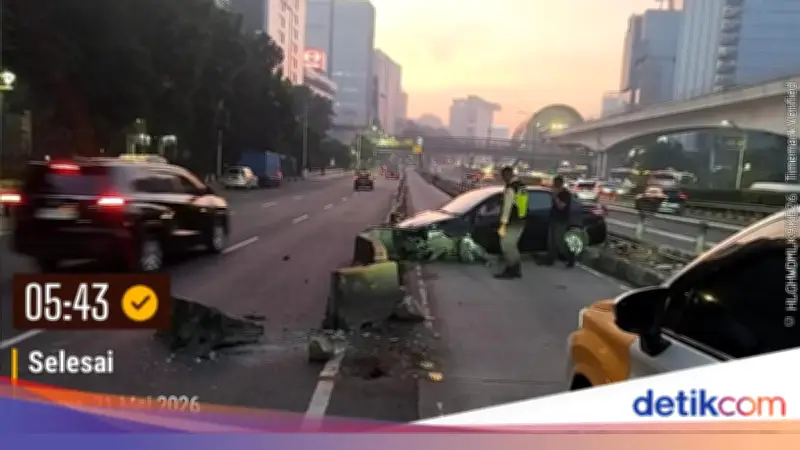 Mobil Hilang Kendali Tabrak Separator Busway di Jl MT Haryono