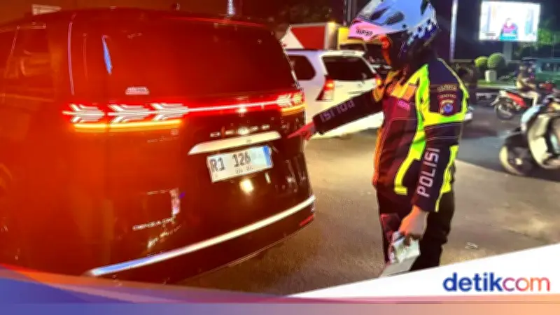 Mobil Mewah Berpelat 'RI' di Tangerang Ditilang Polisi