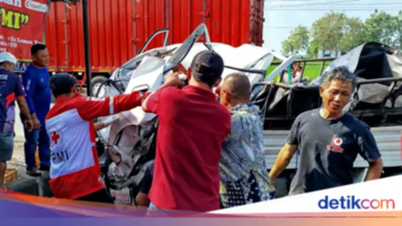 Mobil Ringsek Tabrak Tembok di Sragen, Tangan Sopir Putus