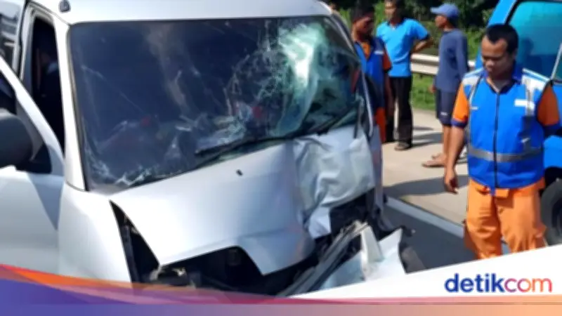 Mobil Tabrak Dua Angkot Mogok di Tol Jagorawi Arah Bogor, Nihil Korban