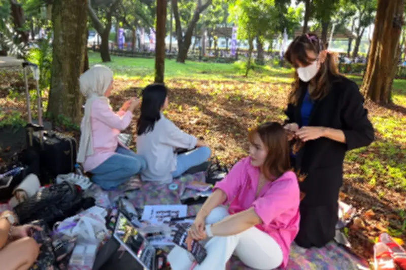 Momen Konser F*FOREVER: Penggemar Manfaatkan Jasa Makeup Dadakan