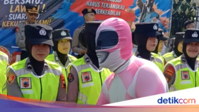 Nelayan Pati Pakai Kostum Power Rangers saat Aksi Damai, Salaman dengan Polisi