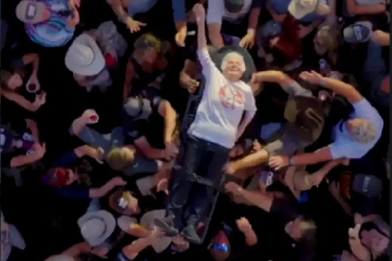 Nenek 99 Tahun Pecahkan Rekor Crowd Surfing di Konser Musik