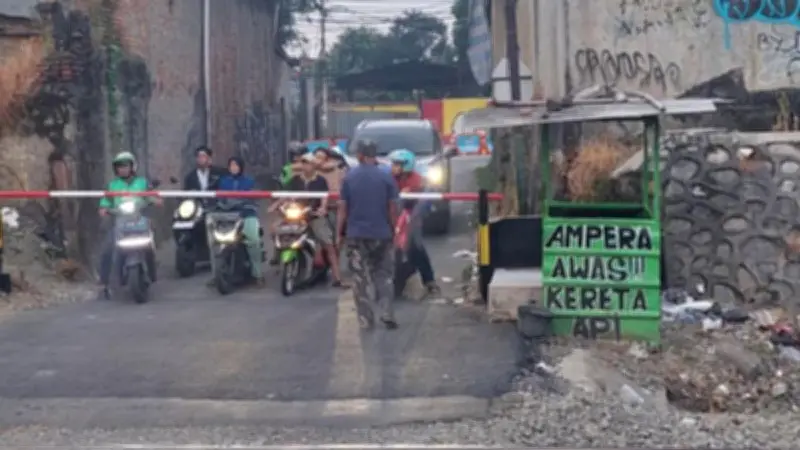 Palang Pintu Sementara Dipasang di Perlintasan Stasiun Bekasi Timur