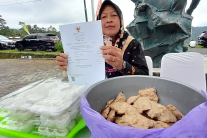 Pedagang Angkringan di Kulon Progo Bersyukur Terima Sertifikat Halal