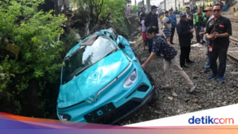 Pemeriksaan Taksi Green SM Terkait Tabrakan KA di Bekasi Ditunda