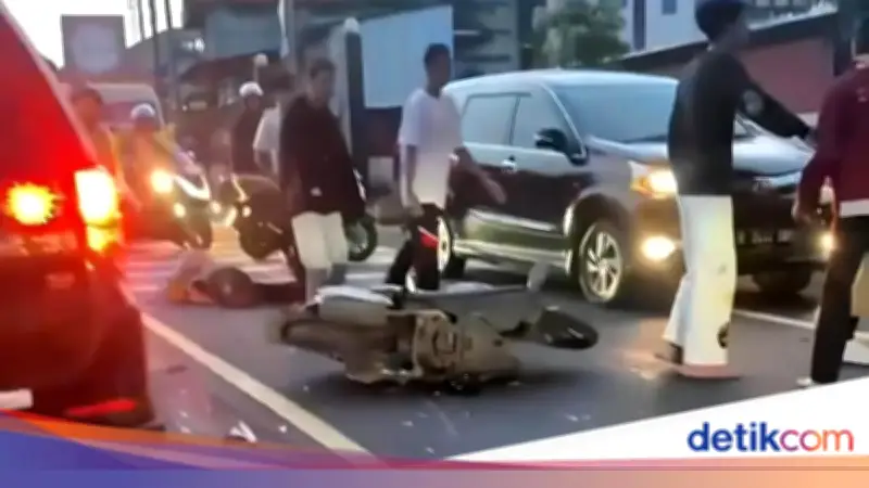 Pemotor Jatuh Lalu Tabrak Minibus di Puncak Bogor, 1 Orang Luka
