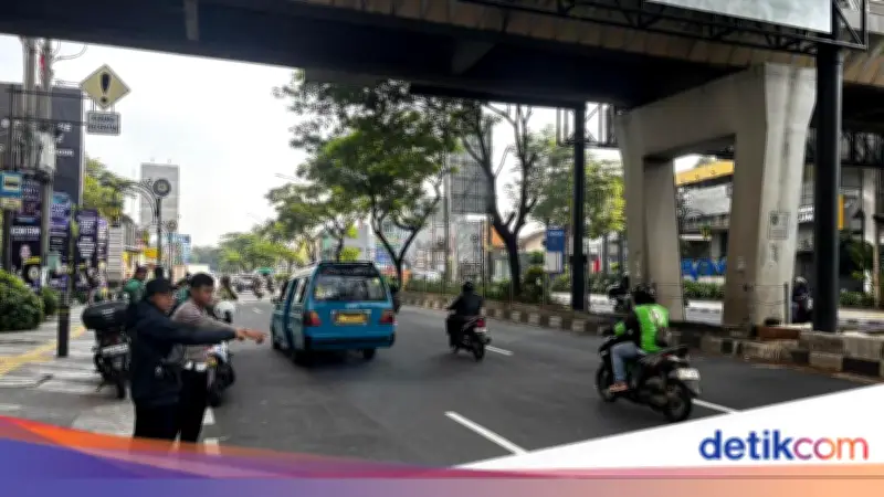 Pemotor Lansia Patah Tulang Usai Oleng dan Jatuh di Jalan Margonda Depok