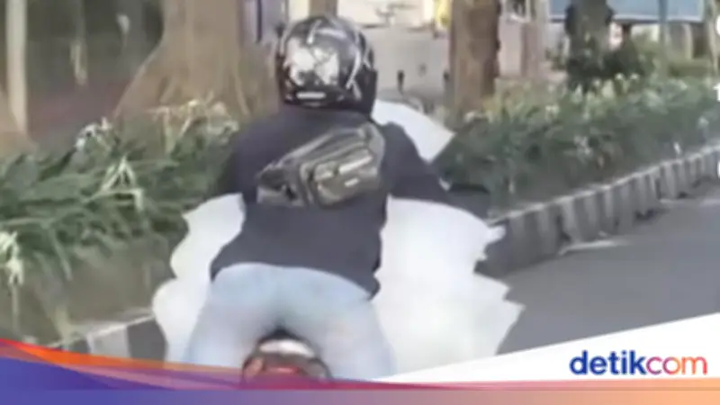 Pemotor 'Superman' Angkut Es Batu Muncul Lagi di Kota Bogor
