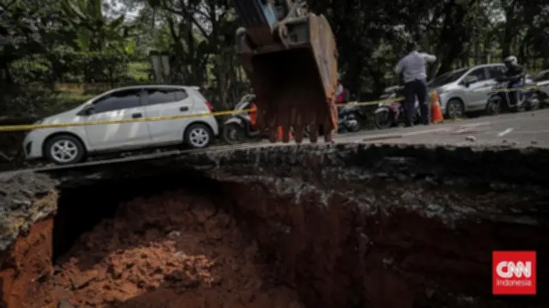 Pemotor Terperosok ke Lubang Jalan Amblas di Lenteng Agung Jaksel