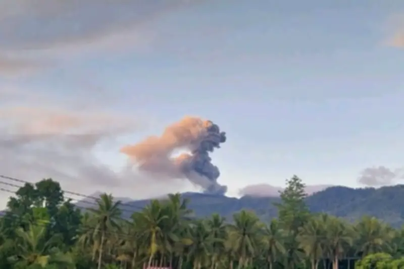 Pendaki Tewas di Kawah Gunung Dukono, Dua WNA Singapura Hilang