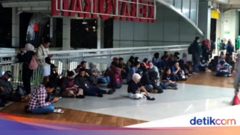 Penumpuk Penumpang di Stasiun Kebayoran Akibat Gangguan Listrik dan Banjir