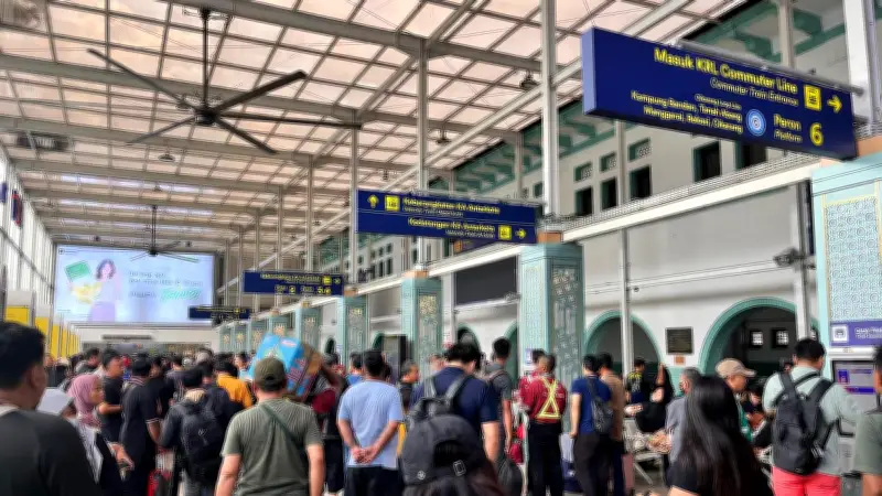 Penumpuk Penumpang di Stasiun Senen Imbas Anjloknya Dua Kereta Api