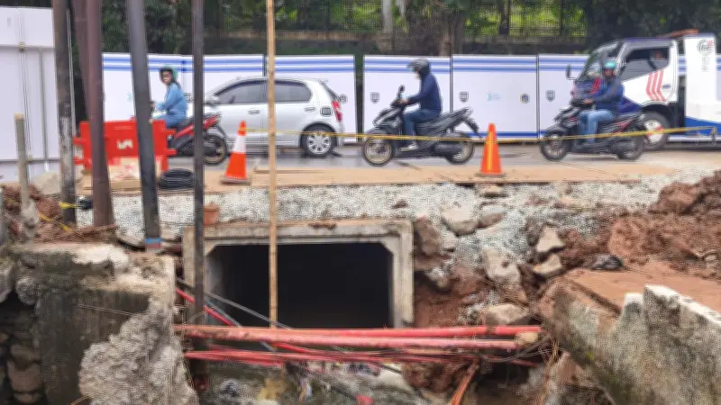 Perbaikan Jalan Ambles Lenteng Agung Capai 70 Persen, Box Culvert Dipasang