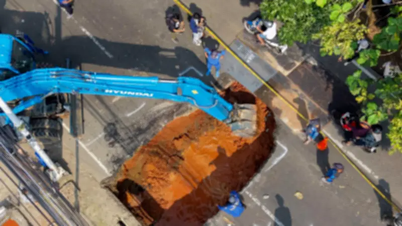 Perbaikan Jalan Ambles Lenteng Agung Dikebut, Soroti Konstruksi Saluran Air Lama