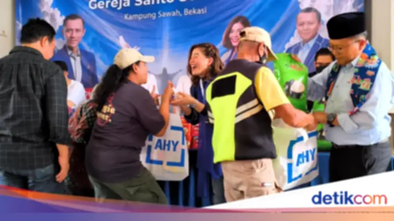 Peringati Kenaikan Yesus, Demokrat Bagikan Sembako di Gereja Bekasi