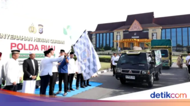 Polda Riau Salurkan 195 Hewan Kurban hingga Desa Terpencil