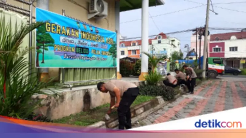 Polda Sumsel Bersihkan Tempat Ibadah di Prabumulih Dukung Gerakan Indonesia Asri