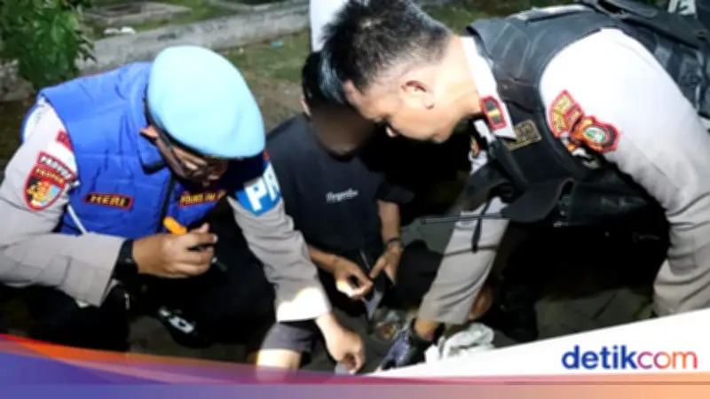Polisi Amankan 11 Orang Bawa Sajam dan Obat Terlarang di Jakarta Pusat