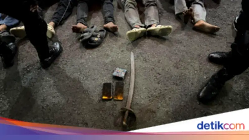 Polisi Bekasi Tangkap 6 Pemuda Hendak Tawuran, Sita Pedang