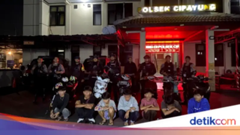Polisi Bubarkan Balap Liar di Jaktim, Amankan Motor Tanpa Plat