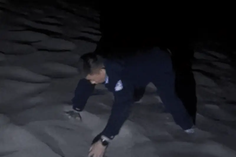 Polisi China Gali Pasir Cari Ponsel Wisatawan Taiwan, Menuai Pujian