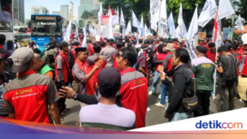 Polisi Kawal Aksi Buruh di Depan DPR dengan Pendekatan Humanis