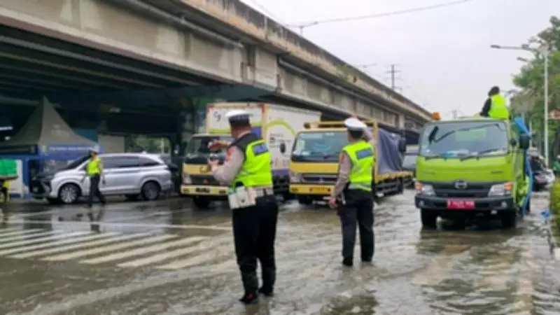 Polisi Rekayasa Lalu Lintas di Kolong Puri Kembangan Jakbar Imbas Banjir
