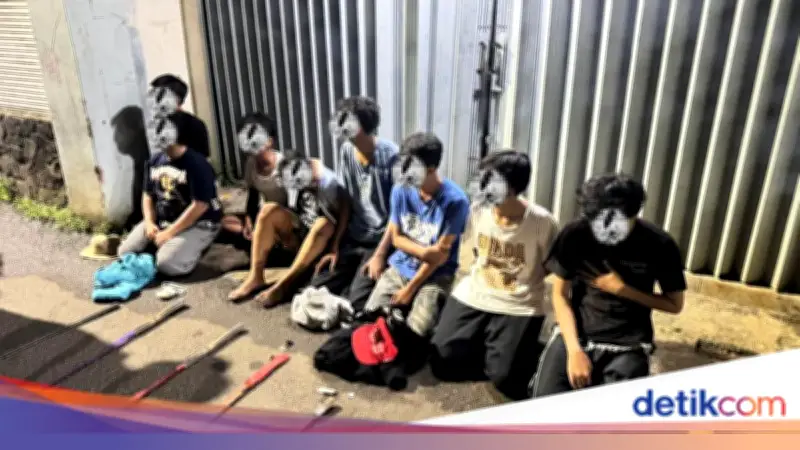 Polisi Tangkap 10 Remaja Hendak Tawuran di Jaktim, Sita Senjata Tajam
